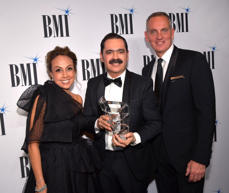 L to R: Delia Orjuela, vicepresidenta del departamento latino de BMI, Mario Quintero Lara y Mike O’Neill, presidente y director ejecutivo de BMI juntos durante los Premios Latinos de BMI